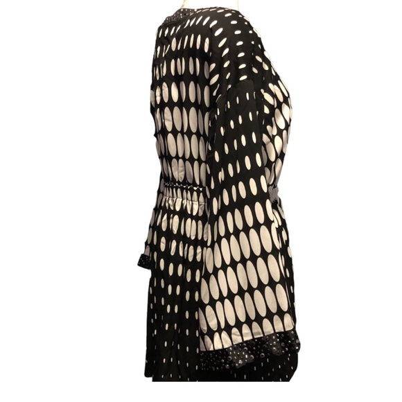 St. John Stylish Black and White Women's Top - Picture 3 of 8